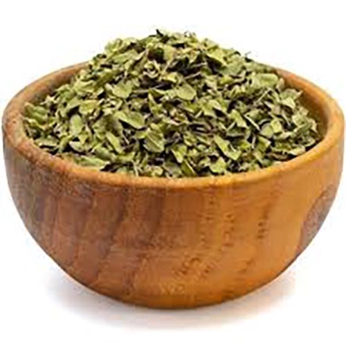برگ آویشن خشک شده درون ظرف