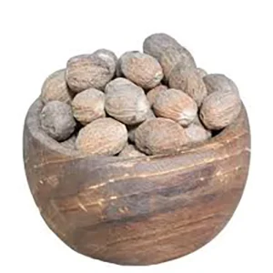 جوز هندی ریخته شده در ظرف