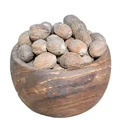 جوز هندی ریخته شده در ظرف