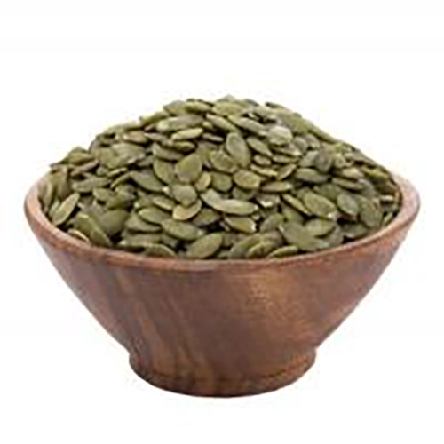 مغز تخمه کدو خام ریخته شده در ظرف
